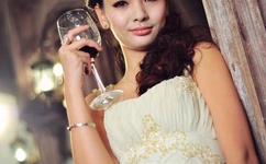 成人亚洲A片V一区二区中出片